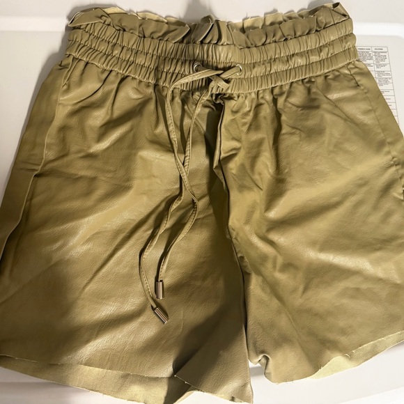 Zenana outfitters olive  Green Women's Shorts medium nwot - Picture 6 of 8